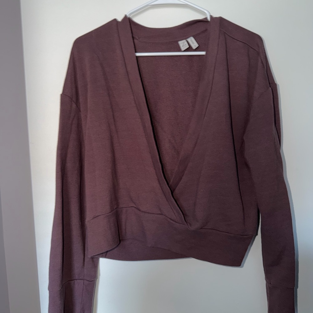 Zella V-Neck Cropped Sweater in Mauve Plum